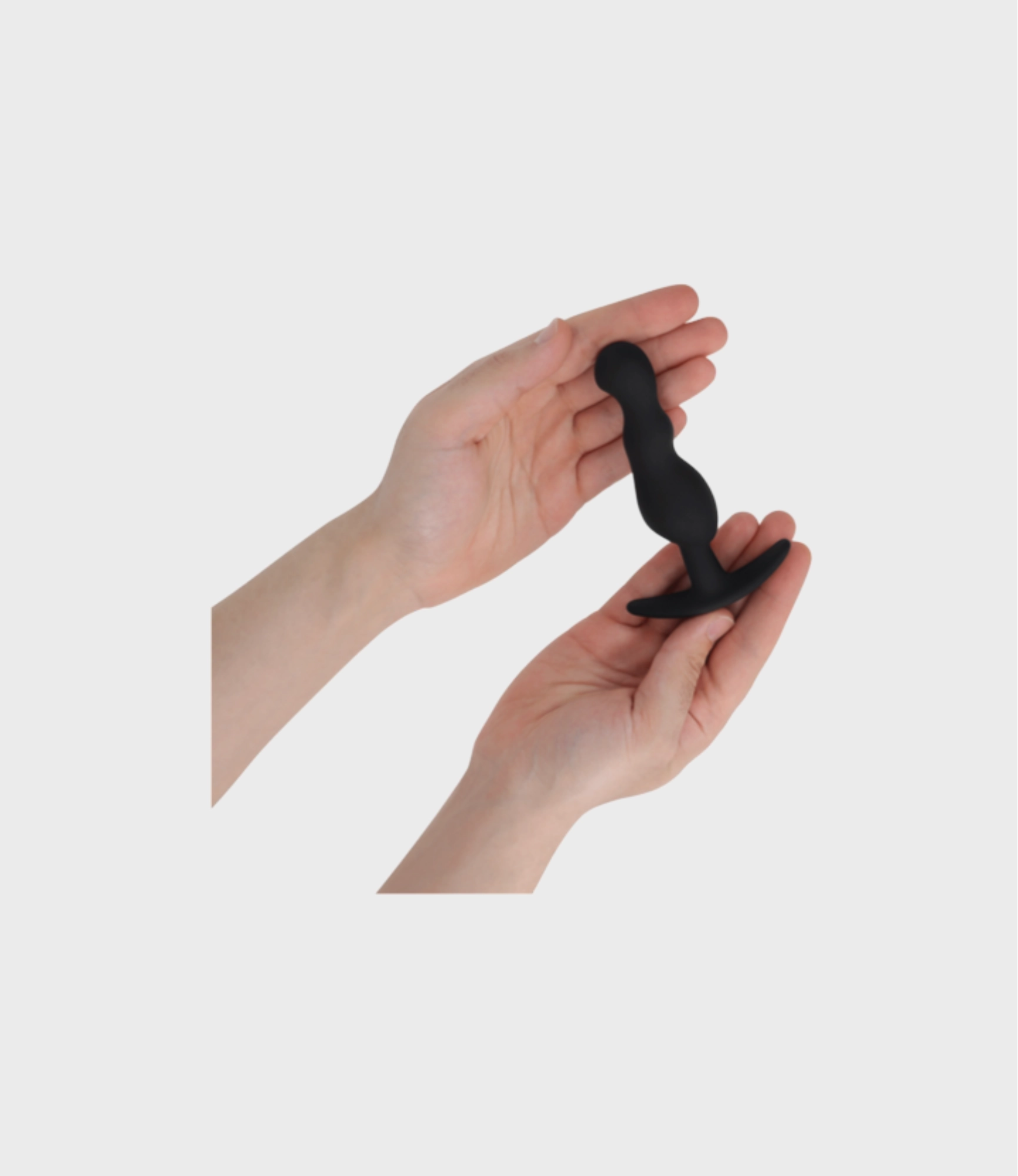 Mano sujetando un plug anal ondulado Addicted Toys